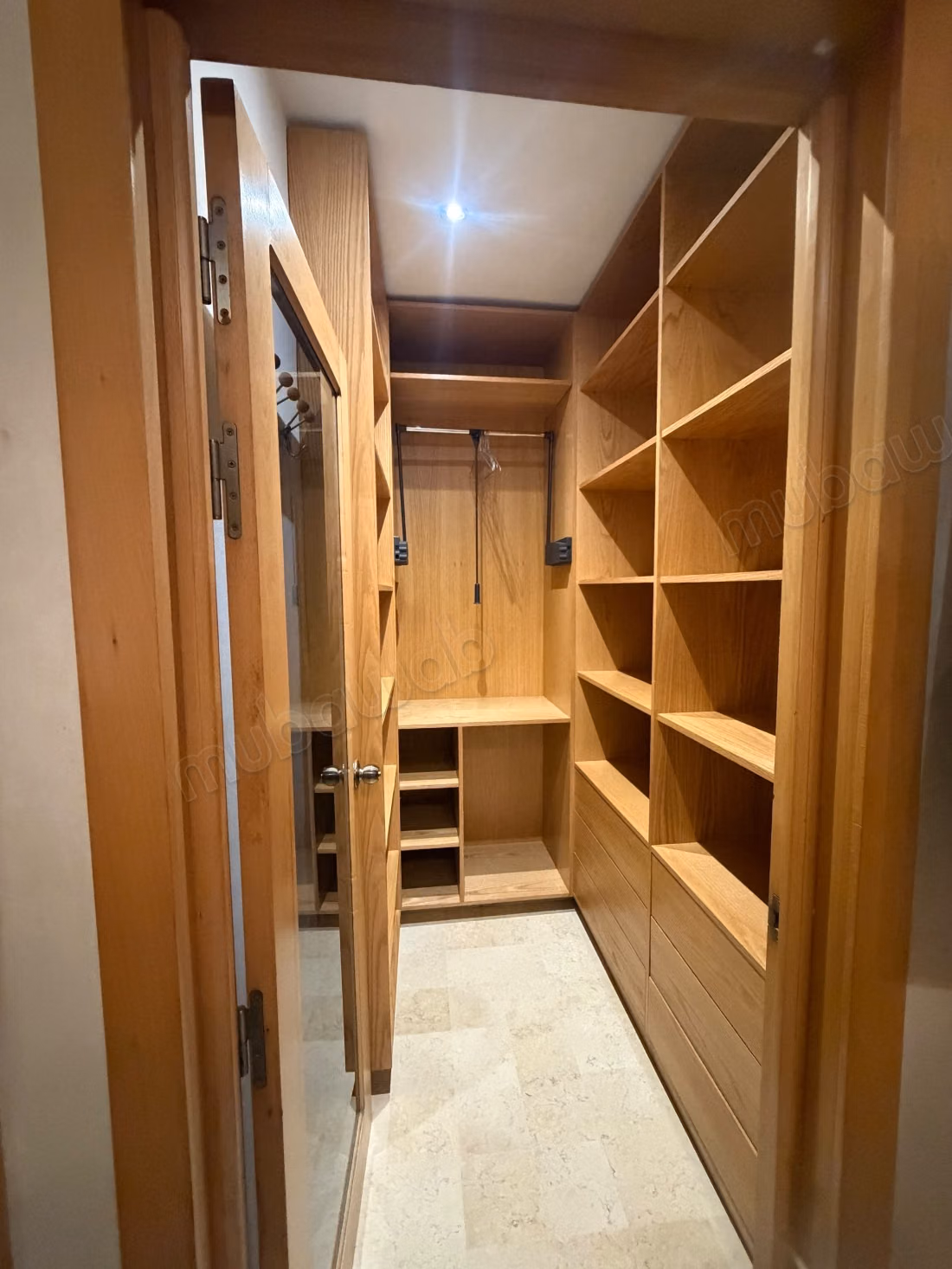 Bel appartement en location à Haut Founty. 
2 belles chambres. 
Meublé