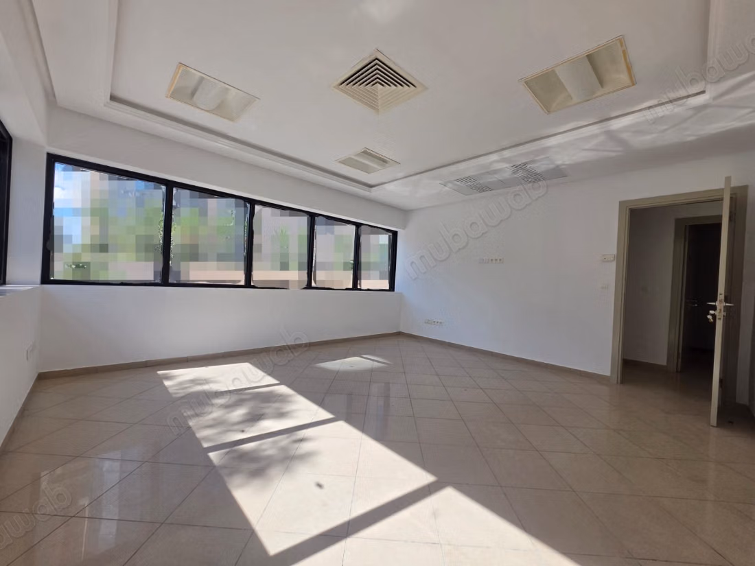 For rent an office of 124 m² at Lake 2