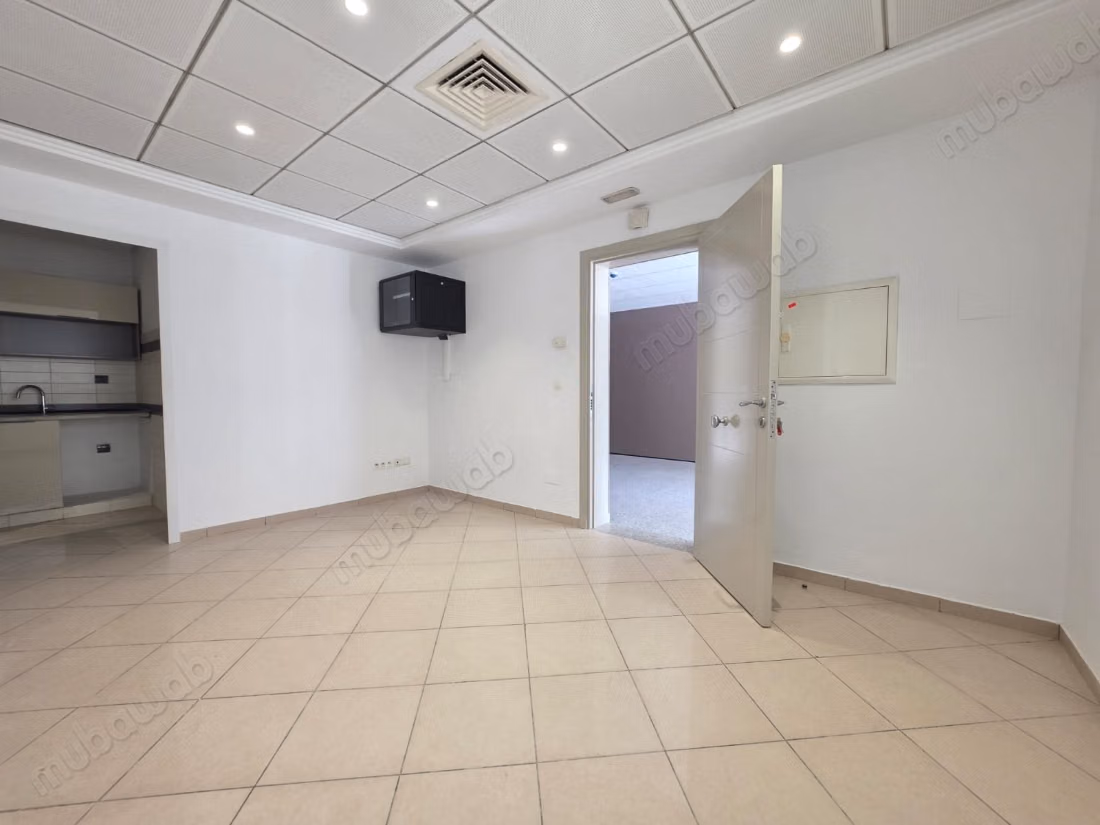 For rent an office of 124 m² at Lake 2