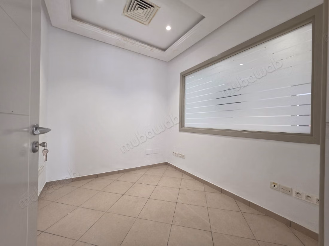 For rent an office of 124 m² at Lake 2