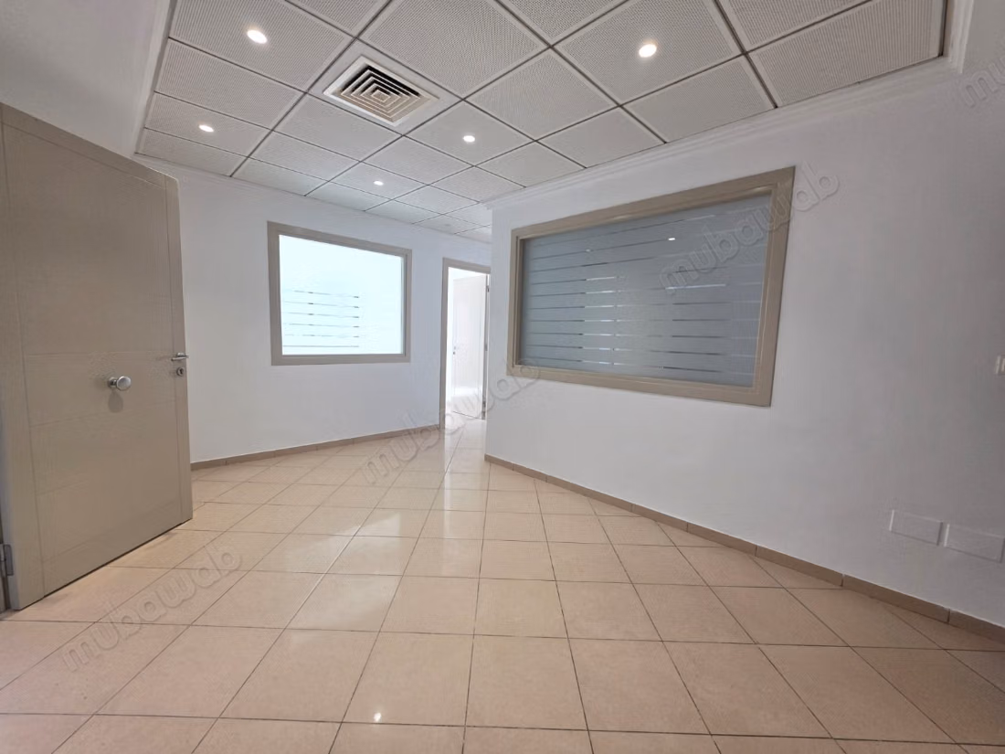 For rent an office of 124 m² at Lake 2