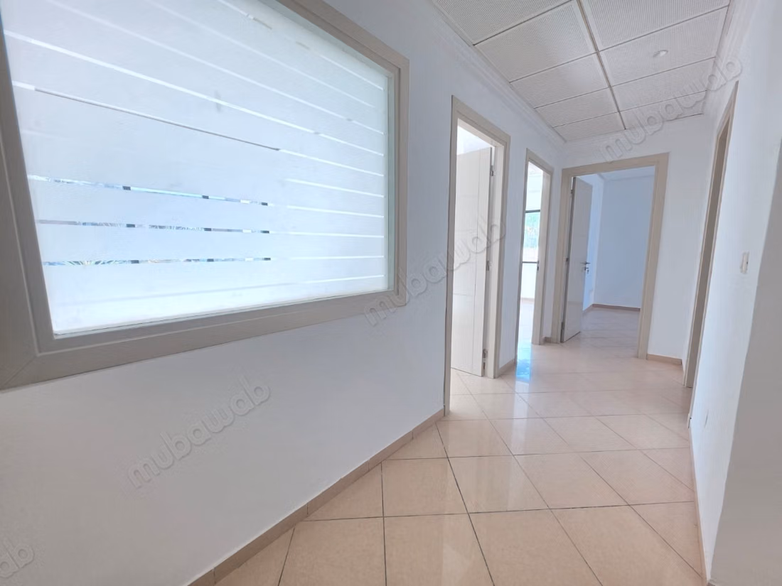 For rent an office of 124 m² at Lake 2