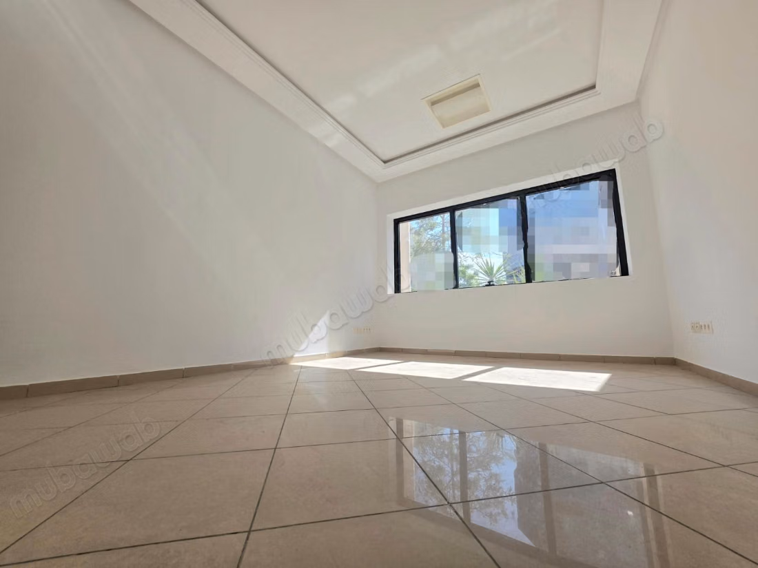 For rent an office of 124 m² at Lake 2