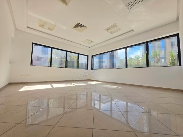For rent an office of 124 m² at Lake 2