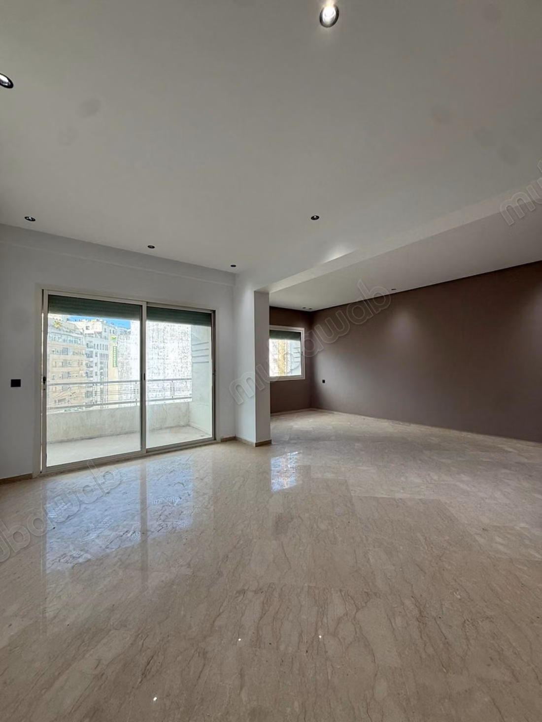 Appartement en location à Mozart. 
4 pièces confortables. 
Ascenseur et terrasse