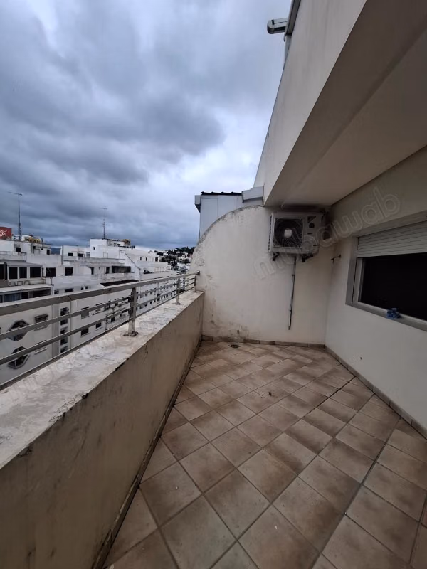 Appartement en location à Mozart. 
4 pièces confortables. 
Ascenseur et terrasse