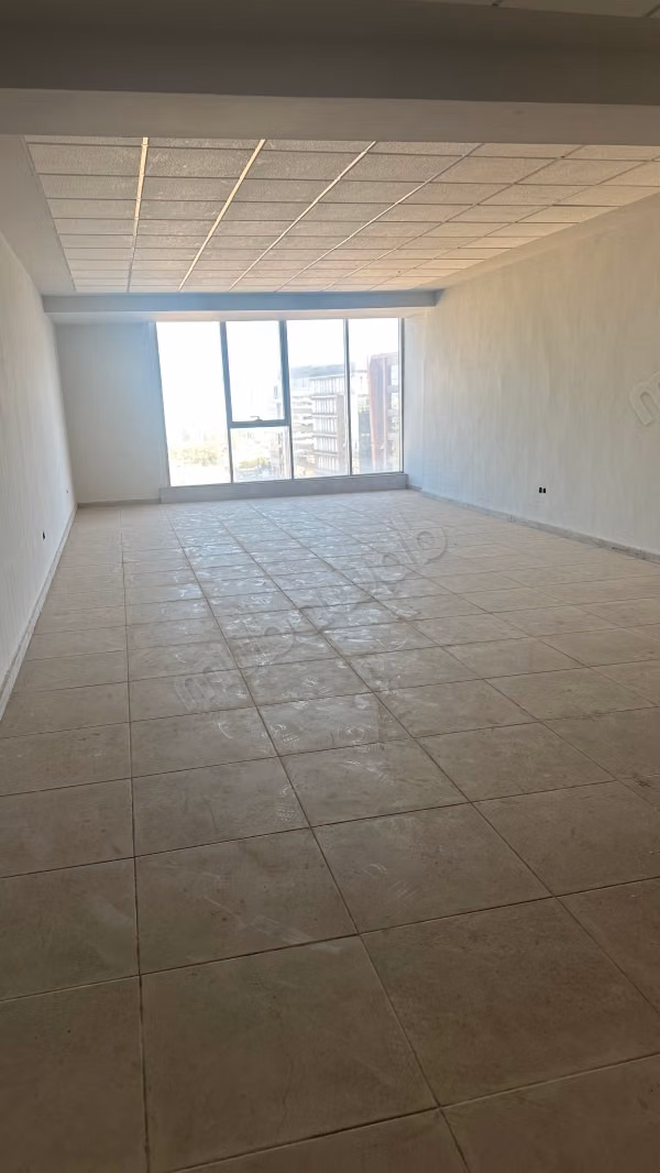 Bureaux à louer à Sidi Maarouf. 
Surface totale 66 m². 
Avec ascenseur