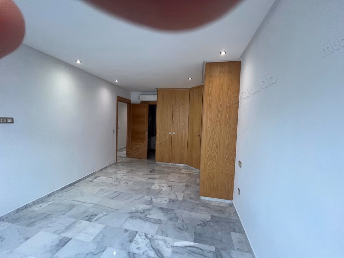 Louez cet appartement à Riyad. 5 pièces. Antenne parabolique, résidence sécurisée