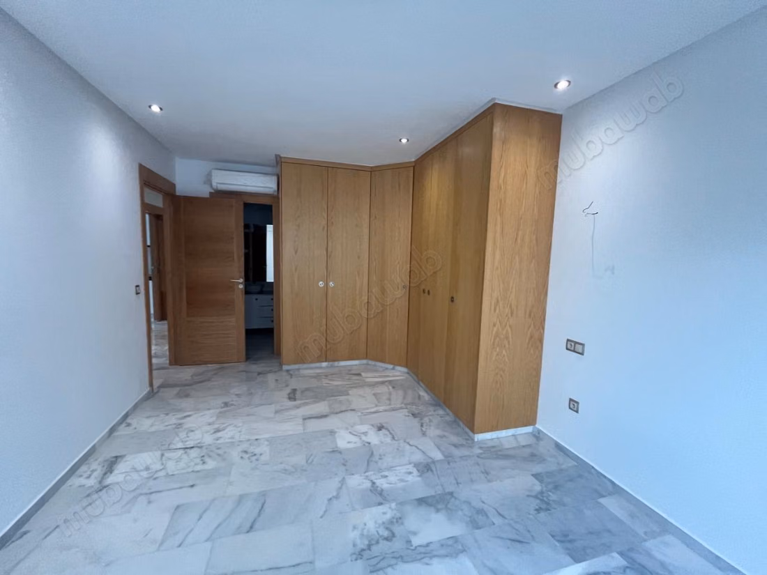 Louez cet appartement à Riyad. 5 pièces. Antenne parabolique, résidence sécurisée