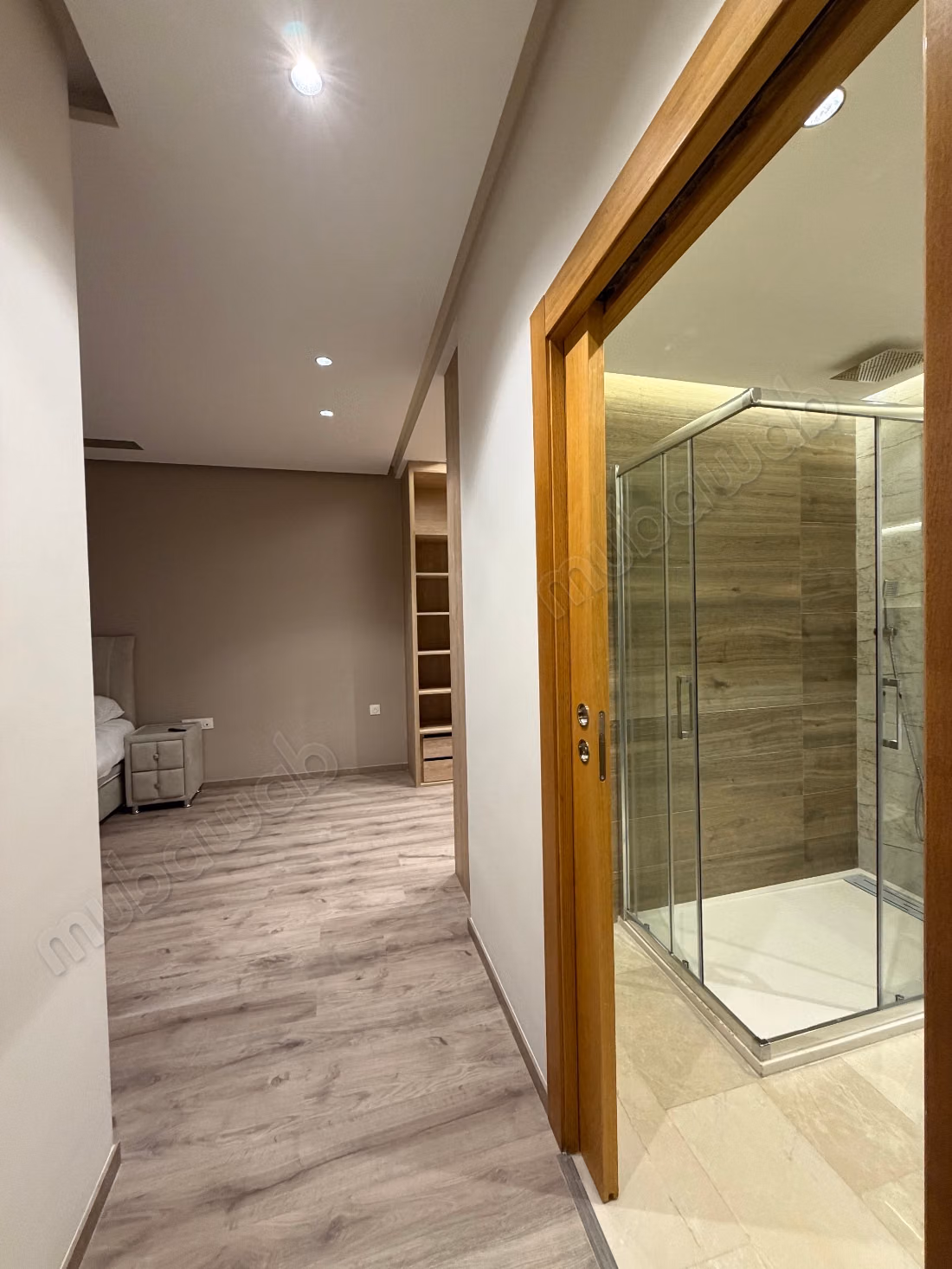 Appartement à louer dans le centre-ville de Tanger. 5 grandes chambres. Mobilier
