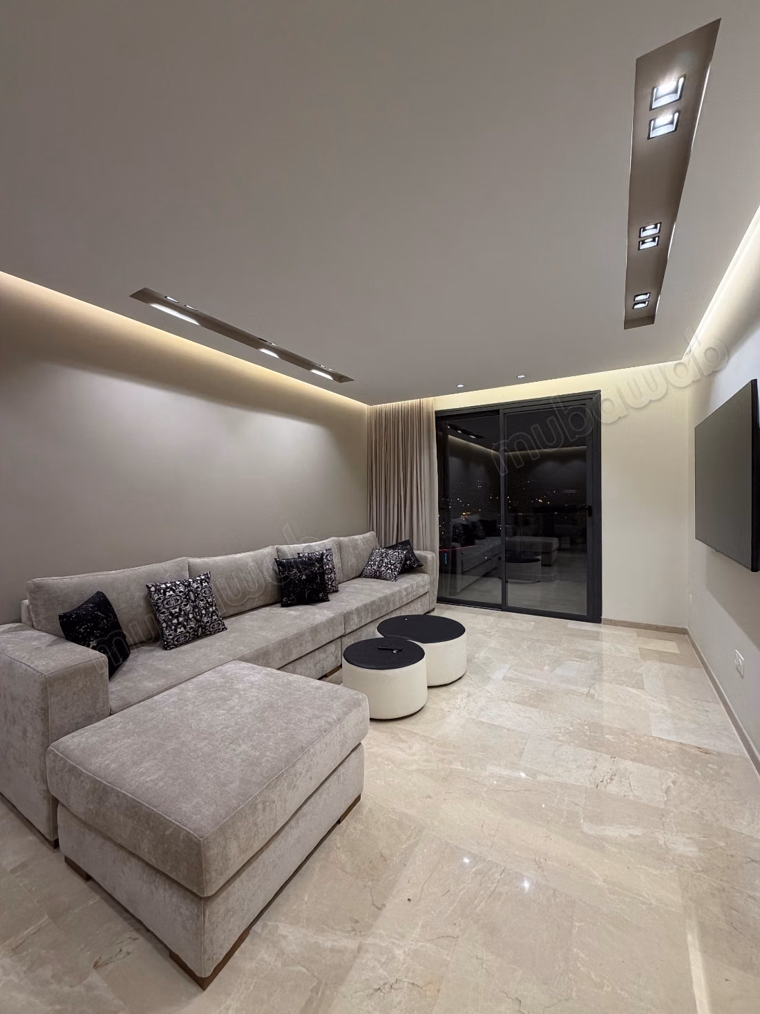 Appartement à louer dans le centre-ville de Tanger. 5 grandes chambres. Mobilier