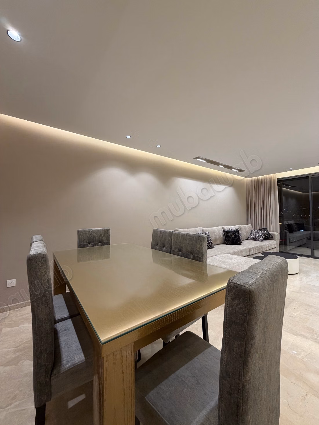 Appartement à louer dans le centre-ville de Tanger. 5 grandes chambres. Mobilier