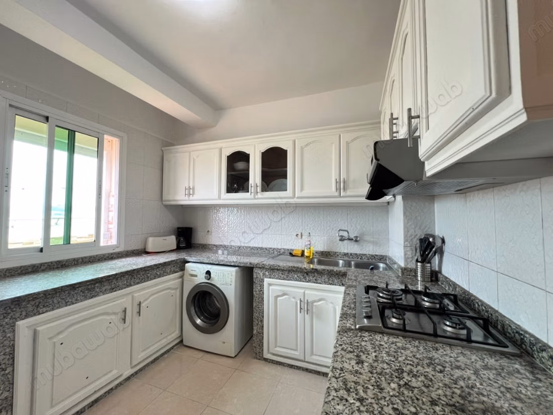 Bel appartement meublé en face marina