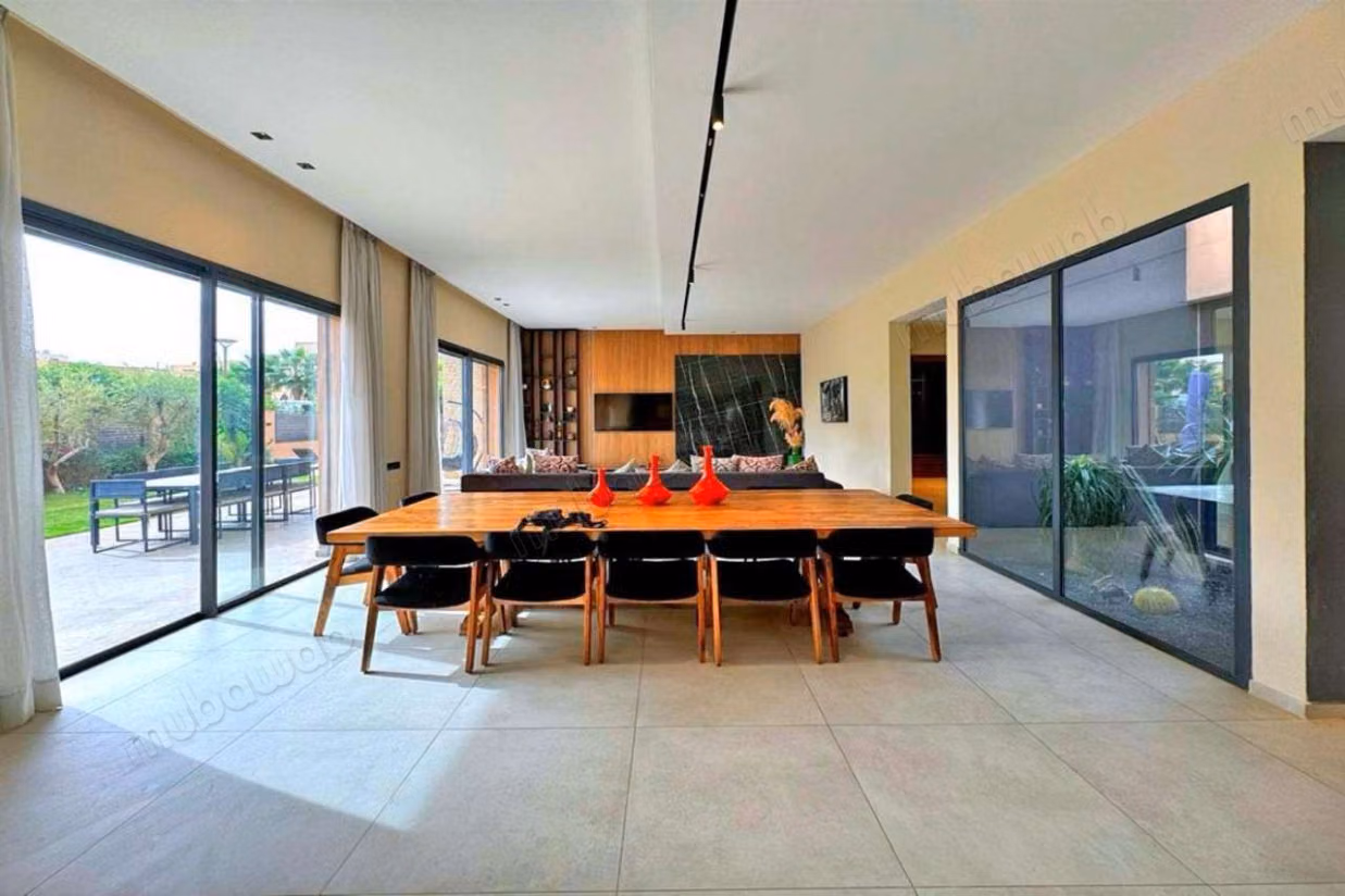 Villa de luxe à vendre à Route de Tahanaout. 5 grandes pièces. Meublé