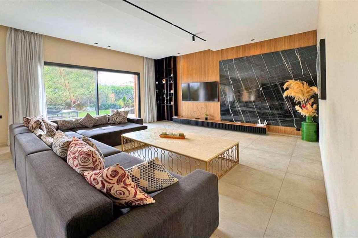 Villa de luxe à vendre à Route de Tahanaout. 5 grandes pièces. Meublé