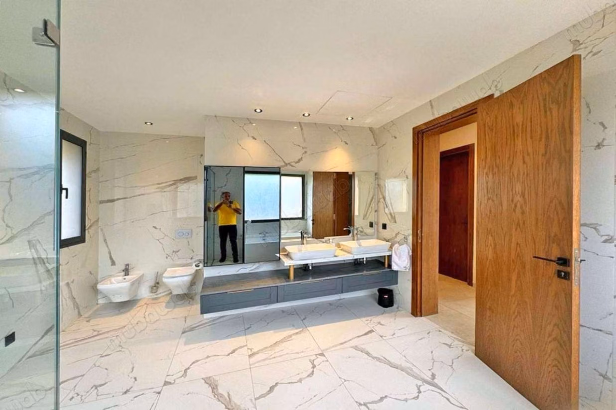 Villa de luxe à vendre à Route de Tahanaout. 5 grandes pièces. Meublé