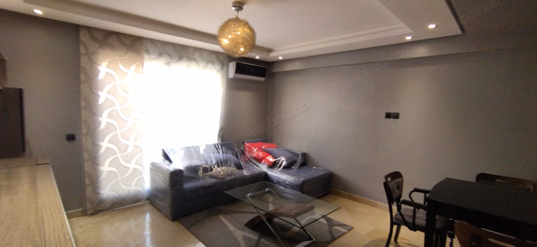Studio moderne et propre plein Racine 
avec Garage