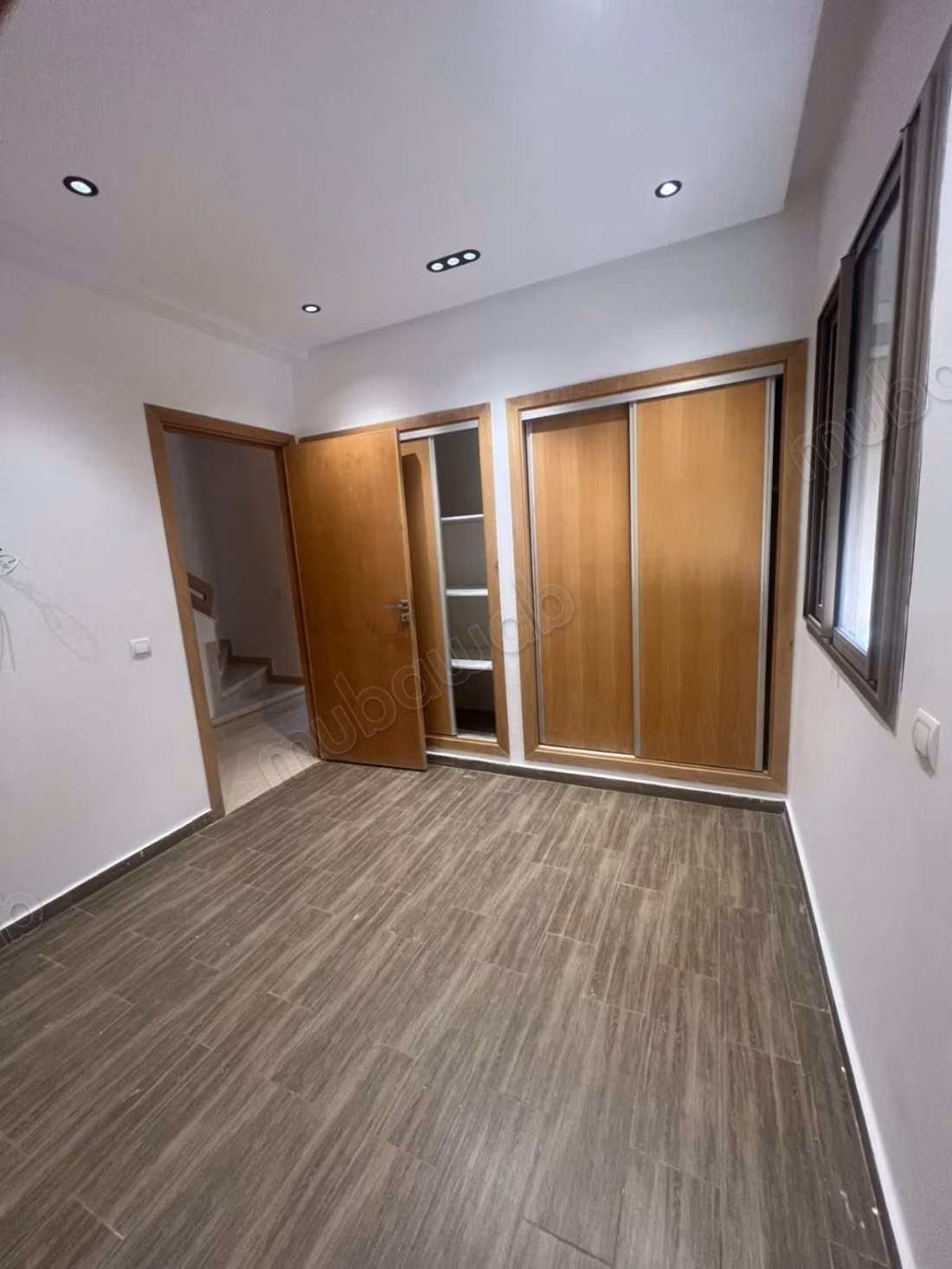 Empty apartment for rent with air conditioning and pool