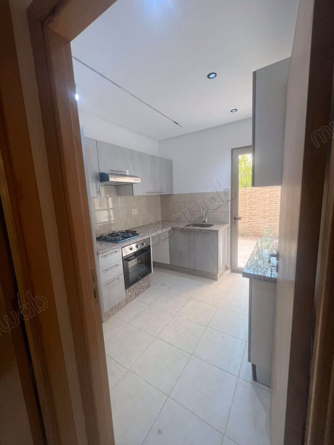 Empty apartment for rent with air conditioning and pool