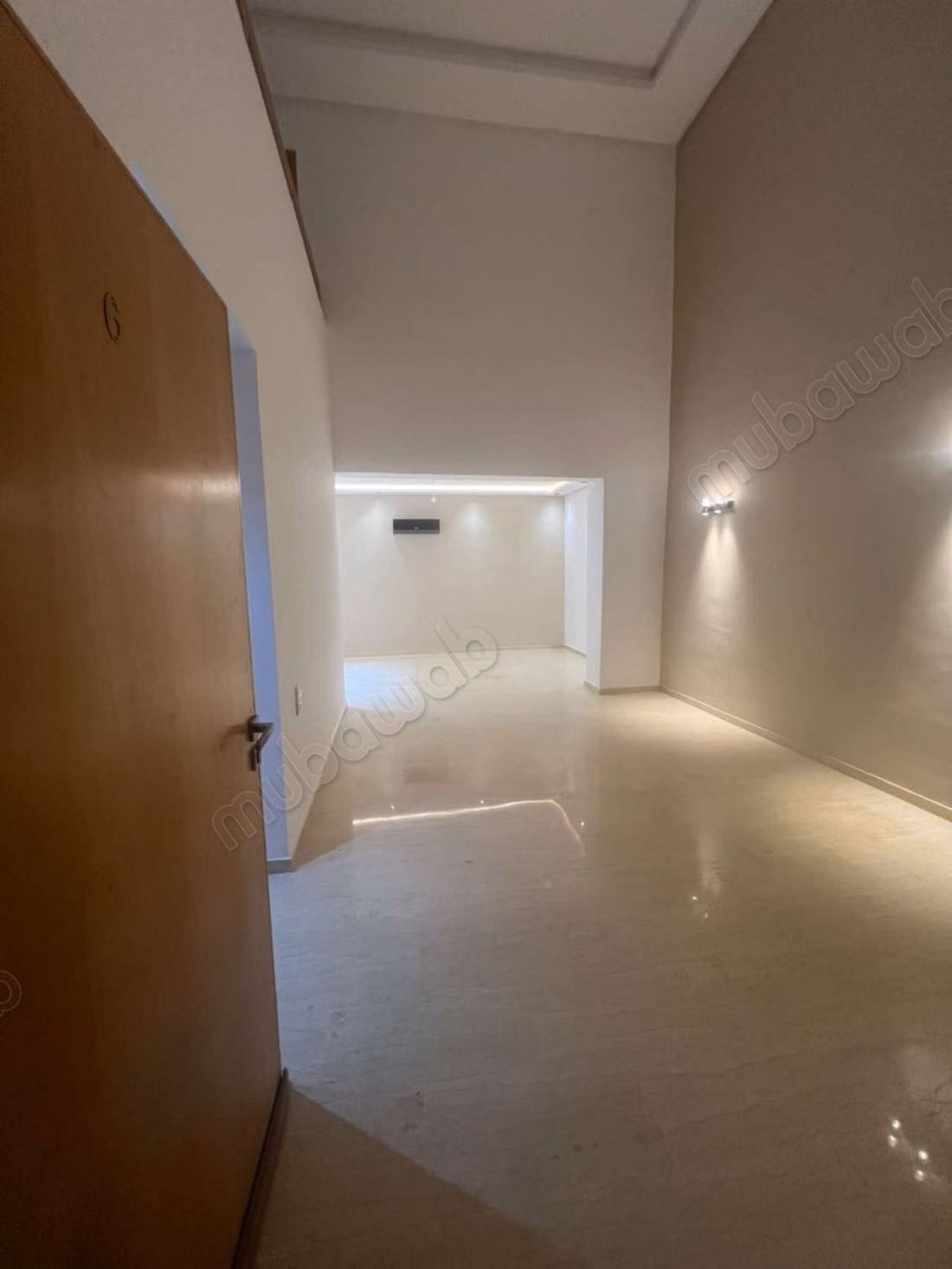 Empty apartment for rent with air conditioning and pool