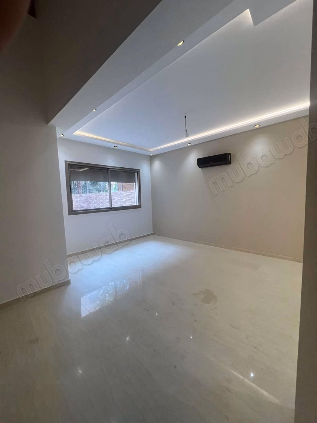 Empty apartment for rent with air conditioning and pool
