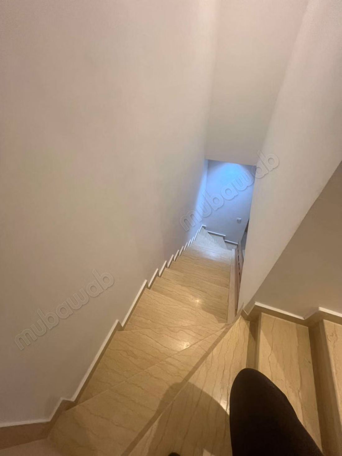 Empty apartment for rent with air conditioning and pool