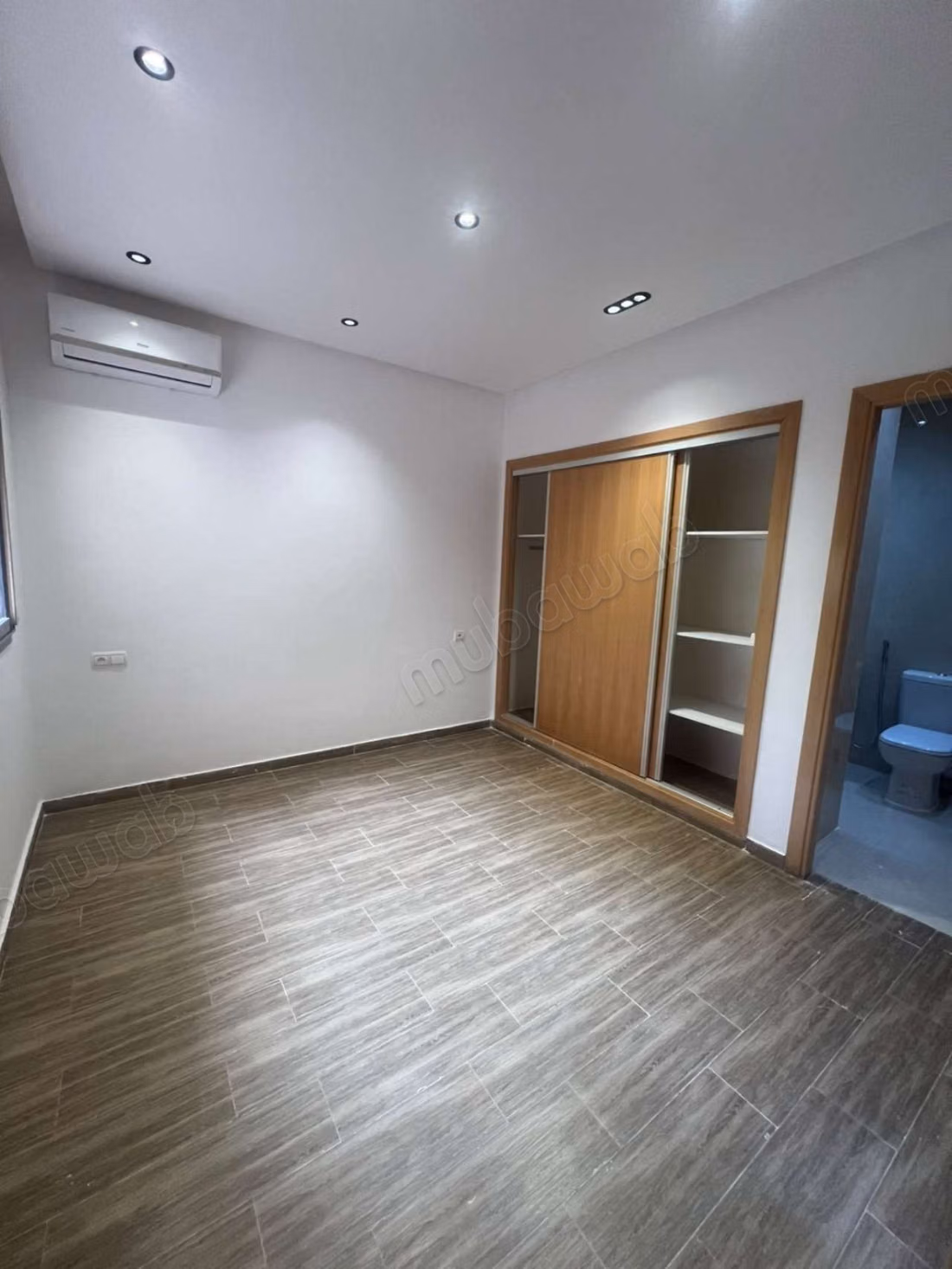 Empty apartment for rent with air conditioning and pool