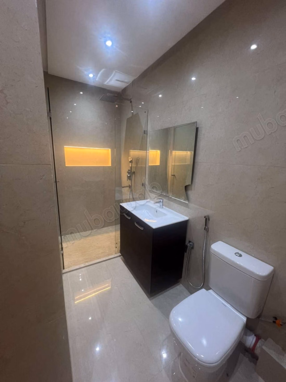 Empty apartment for rent with air conditioning and pool