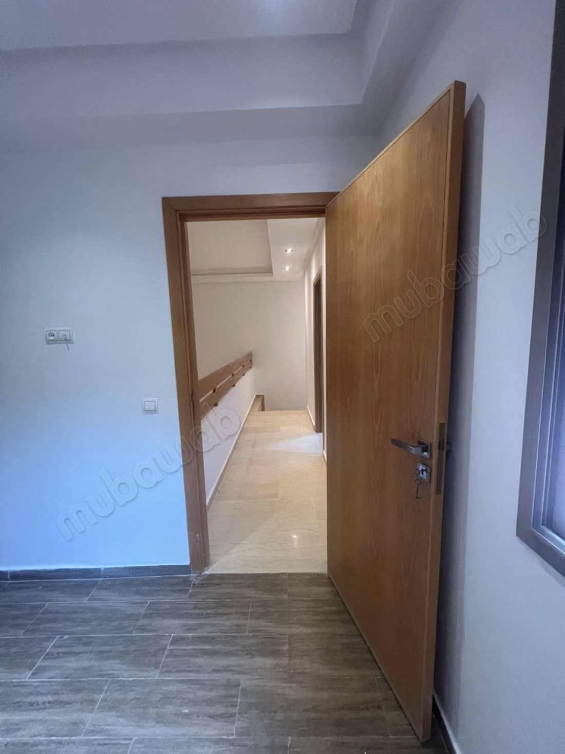Empty apartment for rent with air conditioning and pool