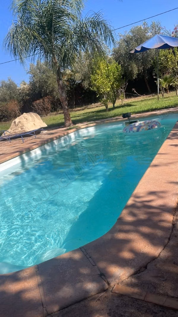 Apartamento vacío en alquiler con aire acondicionado y piscina