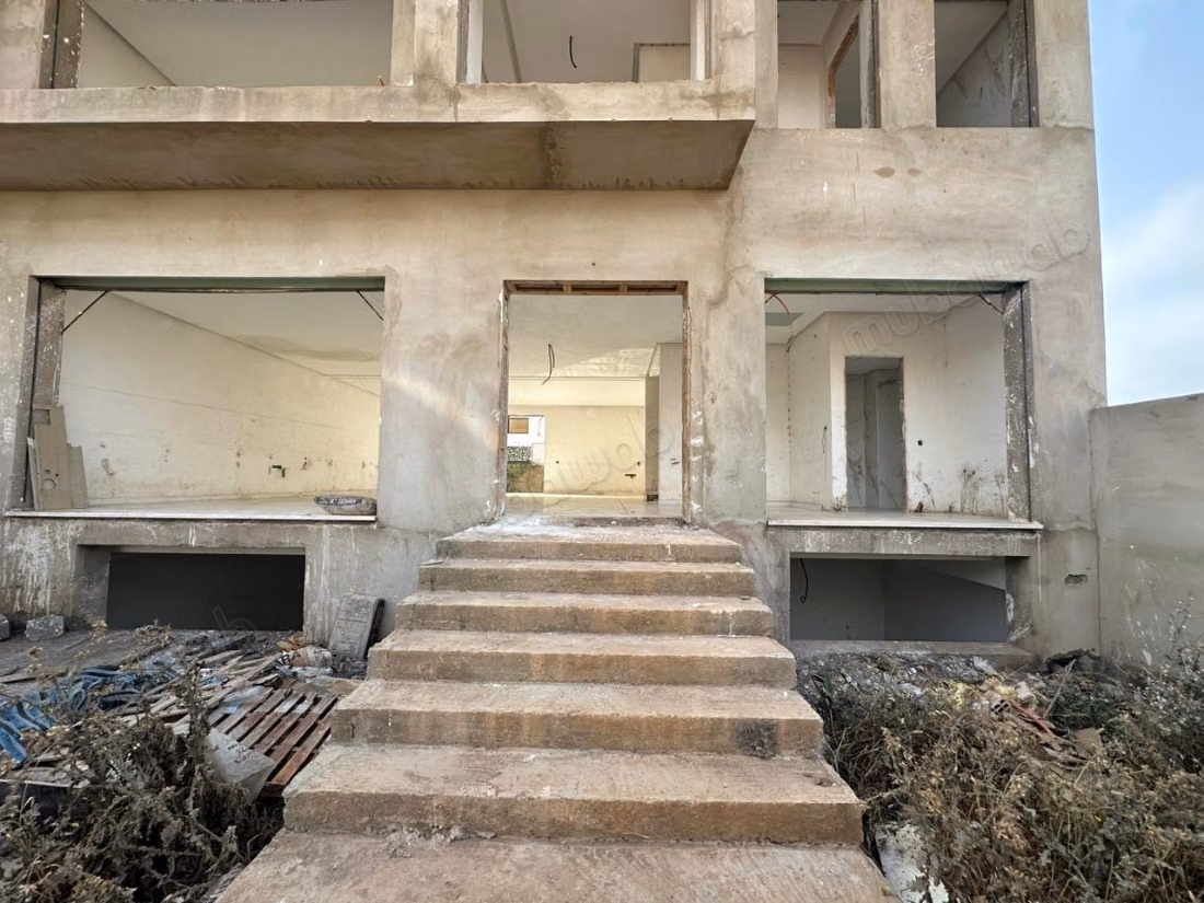 Vente villa de luxe à Plage Oued Cherrat. 
Surface totale 250 m². 
Parking et terrasse