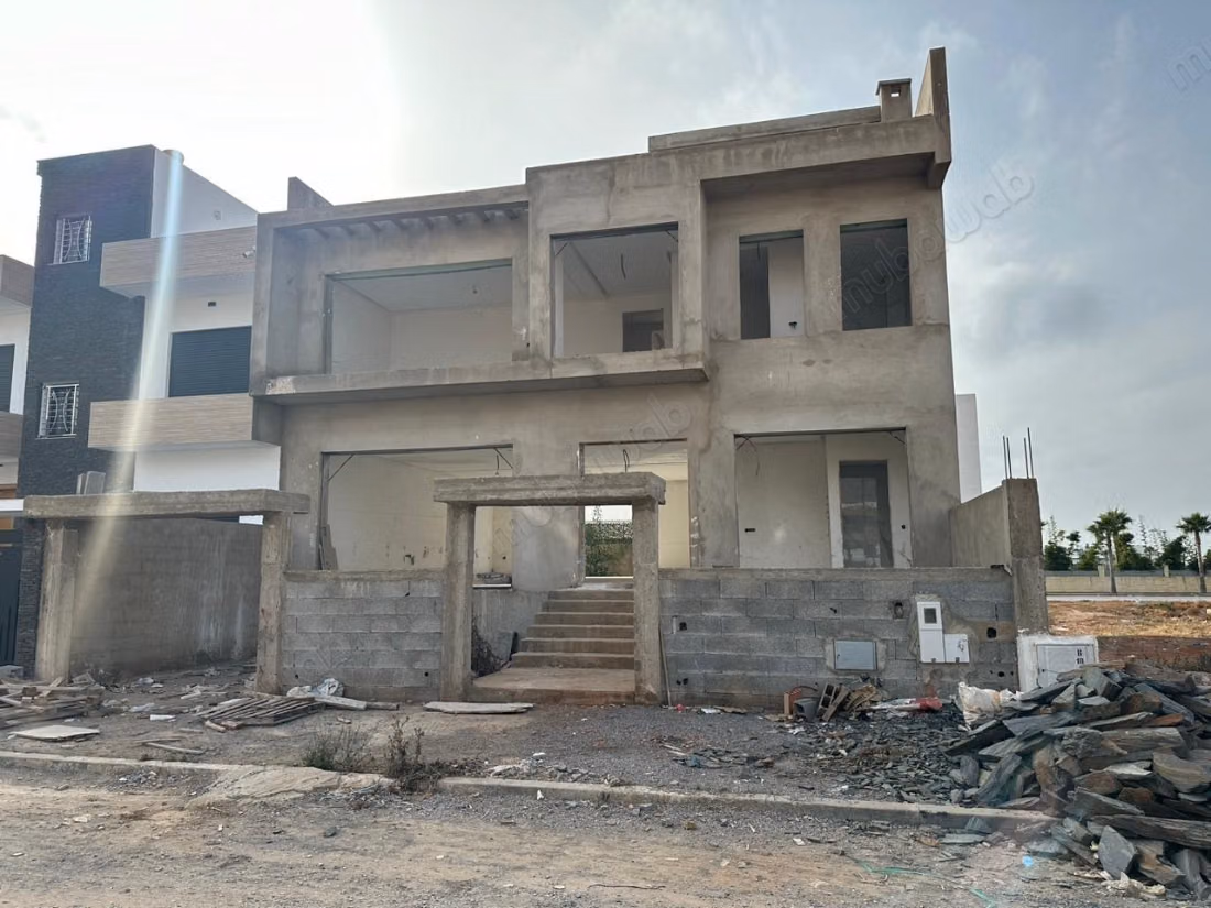 Vente villa de luxe à Plage Oued Cherrat. 
Surface totale 250 m². 
Parking et terrasse