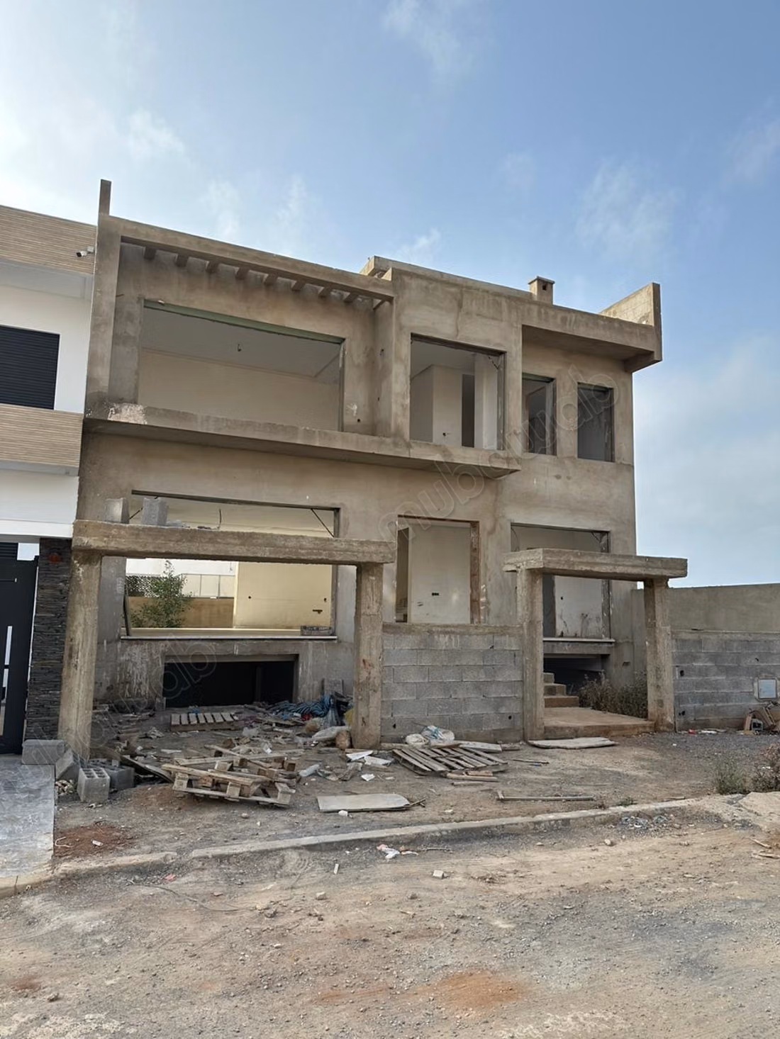 Vente villa de luxe à Plage Oued Cherrat. 
Surface totale 250 m². 
Parking et terrasse