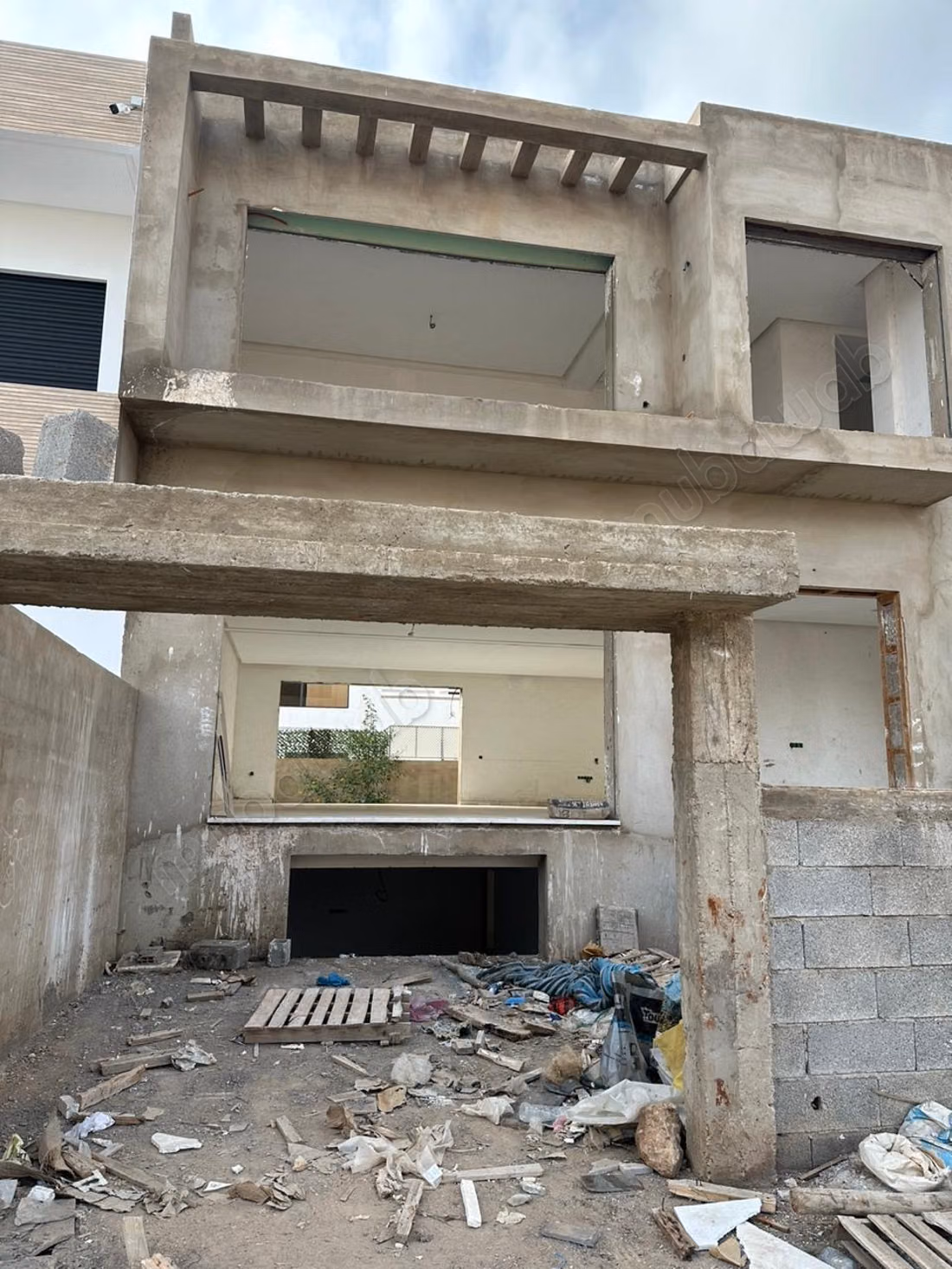 Vente villa de luxe à Plage Oued Cherrat. 
Surface totale 250 m². 
Parking et terrasse