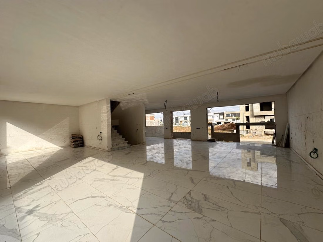 Vente villa de luxe à Plage Oued Cherrat. 
Surface totale 250 m². 
Parking et terrasse