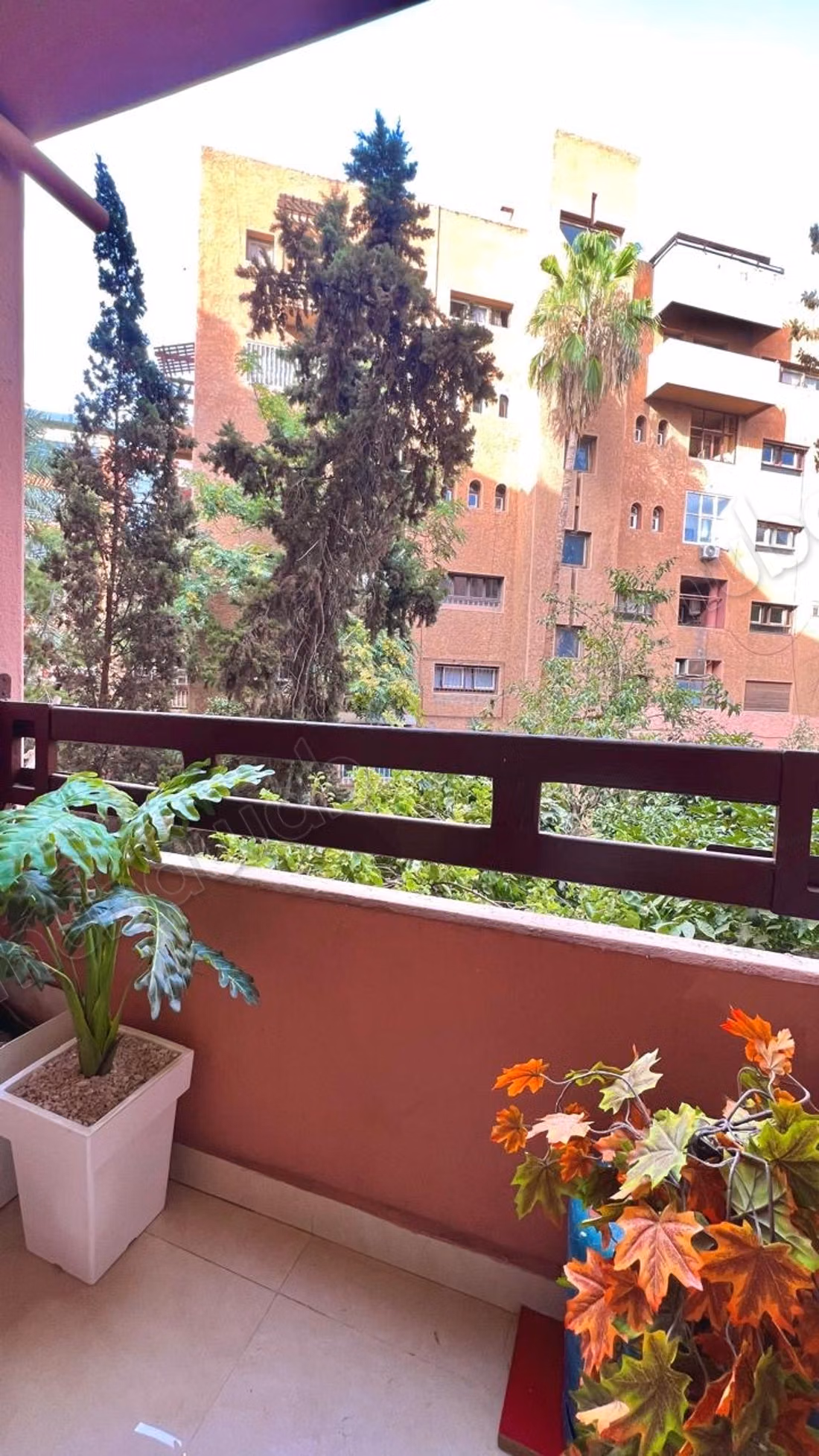 Vend appartement à Guéliz en face de la porte principale de la gare de train 
Surface de 108 m². Fenêtres avec double vitrage et porte blindée
