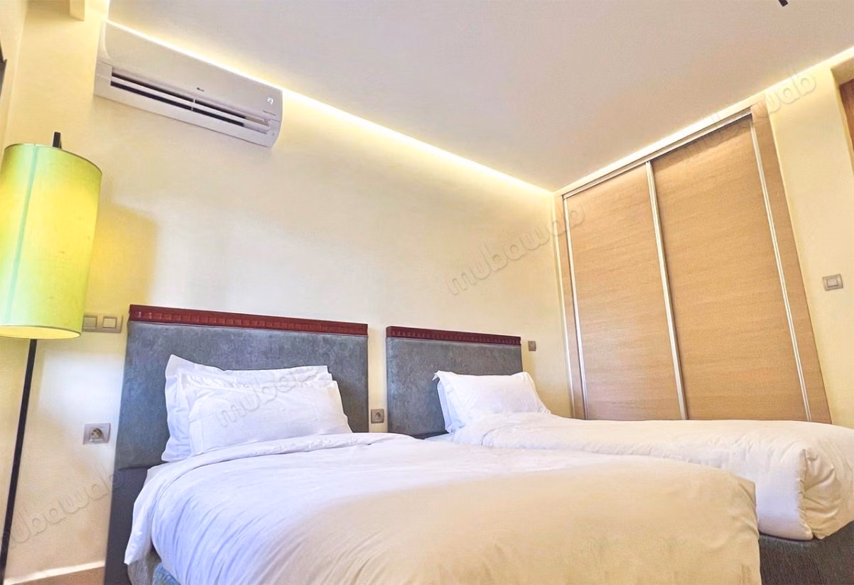 Vend appartement à Guéliz en face de la porte principale de la gare de train 
Surface de 108 m². Fenêtres avec double vitrage et porte blindée