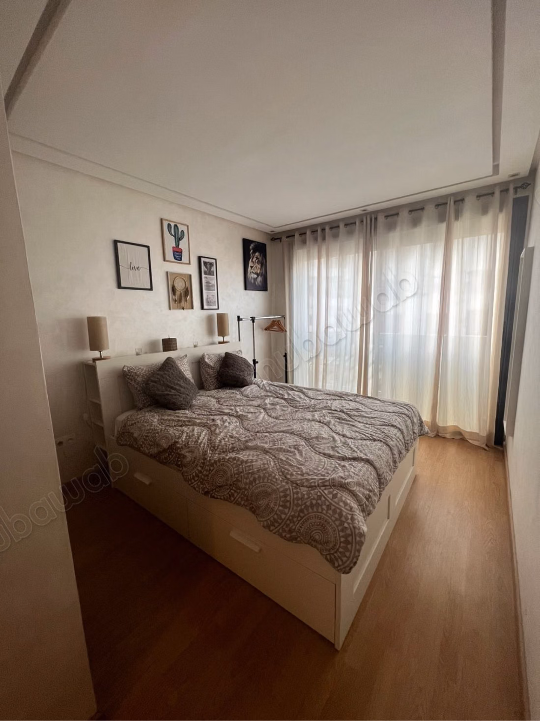 Rent an apartment in Bourgogne Ouest. 
1 lovely room. 
Double glazed windows and central heating