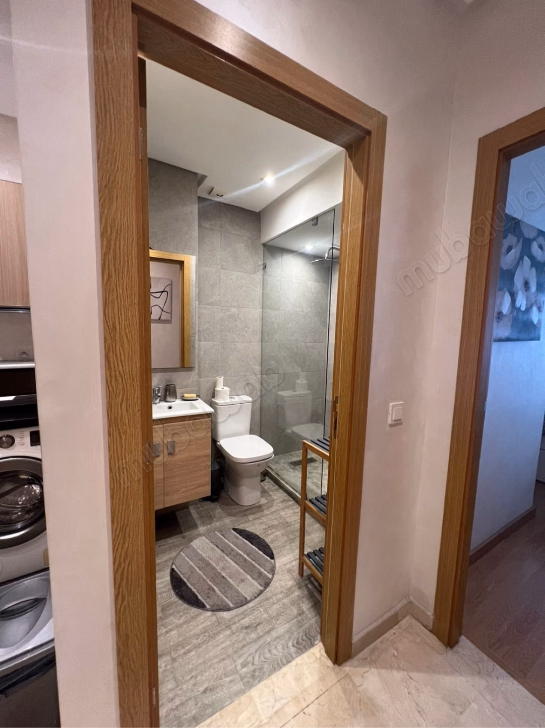 Rent an apartment in Bourgogne Ouest. 
1 lovely room. 
Double glazed windows and central heating