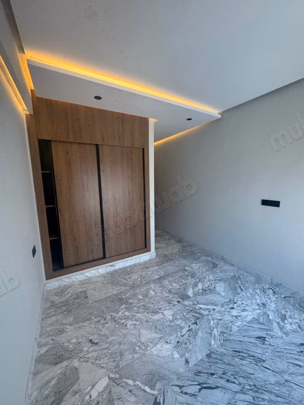 Appartement à vendre à Ferme Bretonne 
Hay Arraha. 3 grandes pièces. Porte blindée et résidence sécurisée