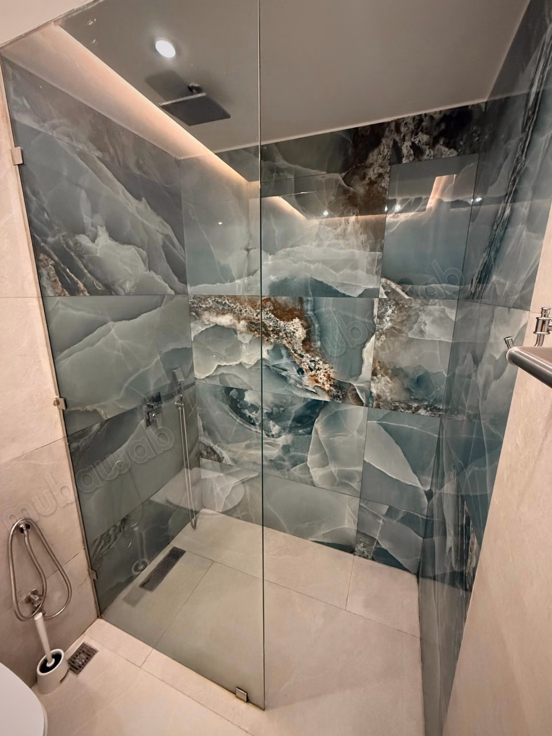 Location quotidienne d'un appartement meublé au centre-ville. 2 chambres. Près de la corniche