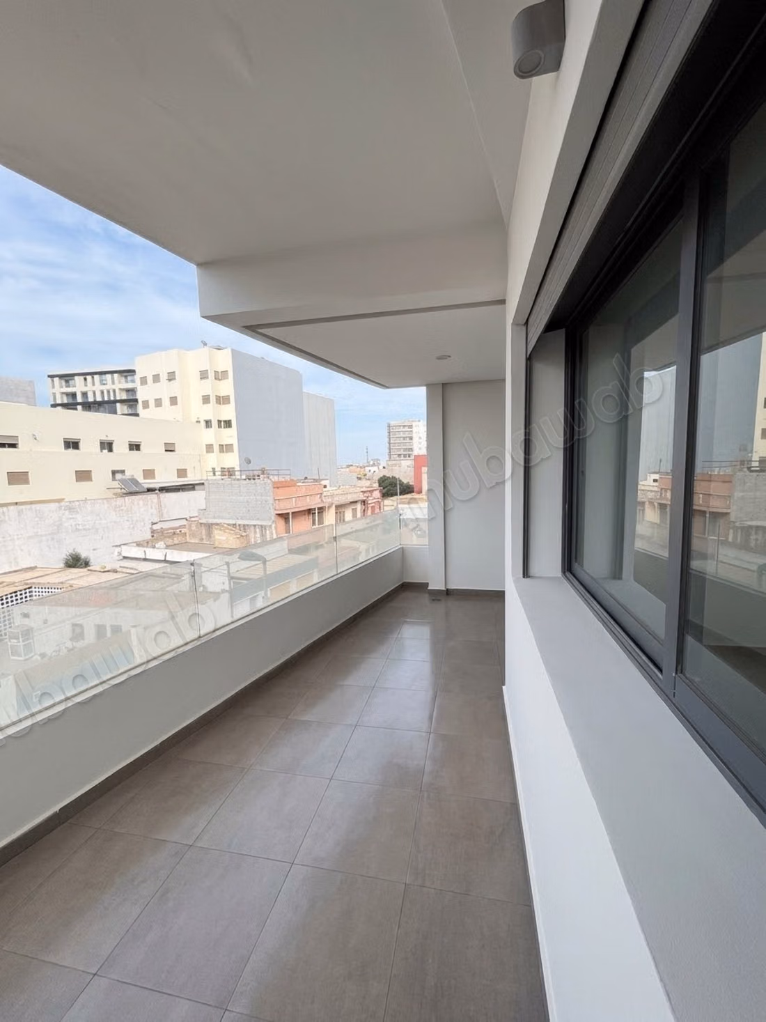 Très bel appartement en location à Aïn Sebaâ. 
2 belles chambres. 
Grand balcon