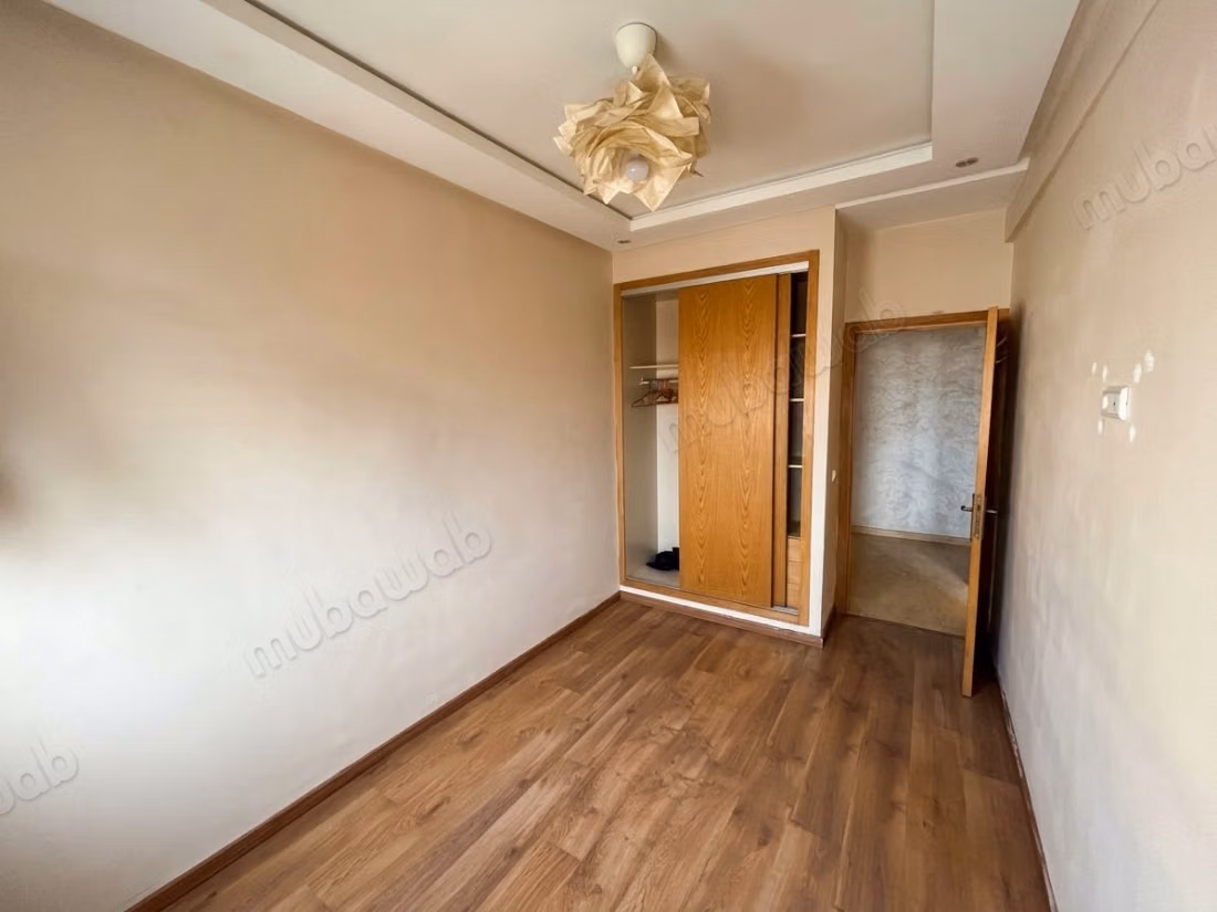 Très bel appartement en location à Aïn Sebaâ. 
2 belles chambres. 
Grand balcon
