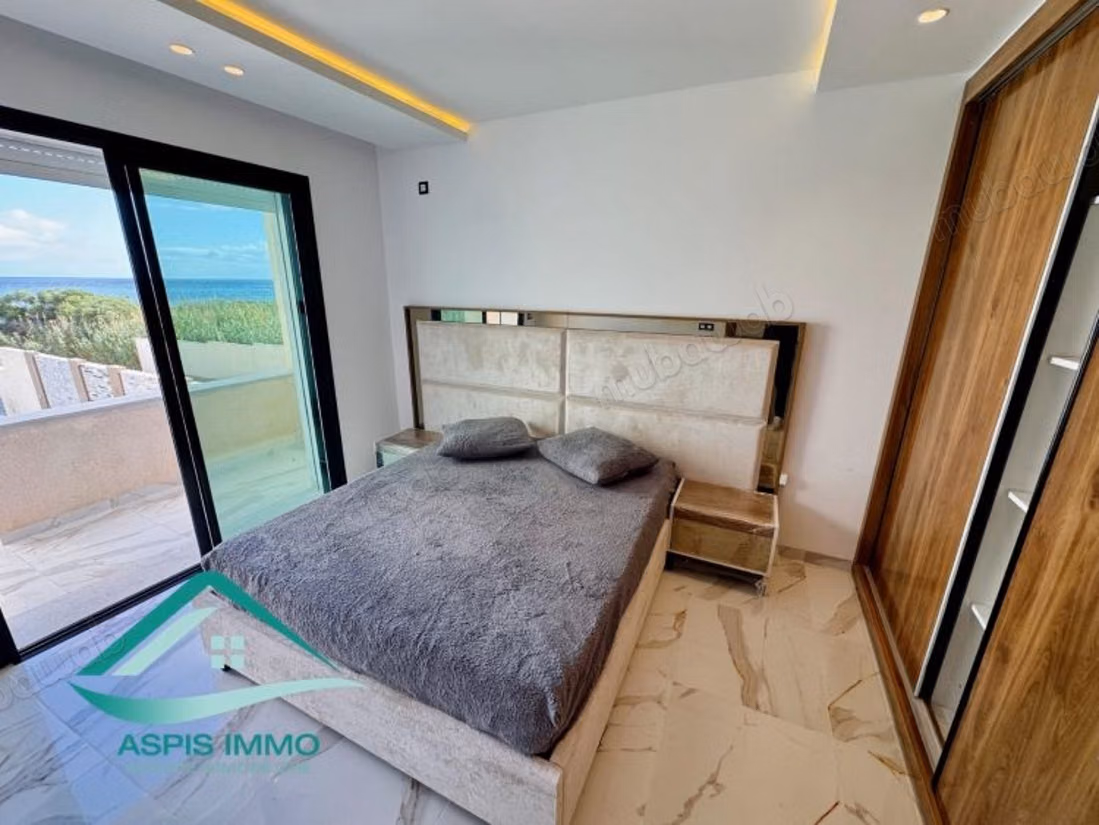 Villa pieds dans l’eau avec piscine à kerkouane