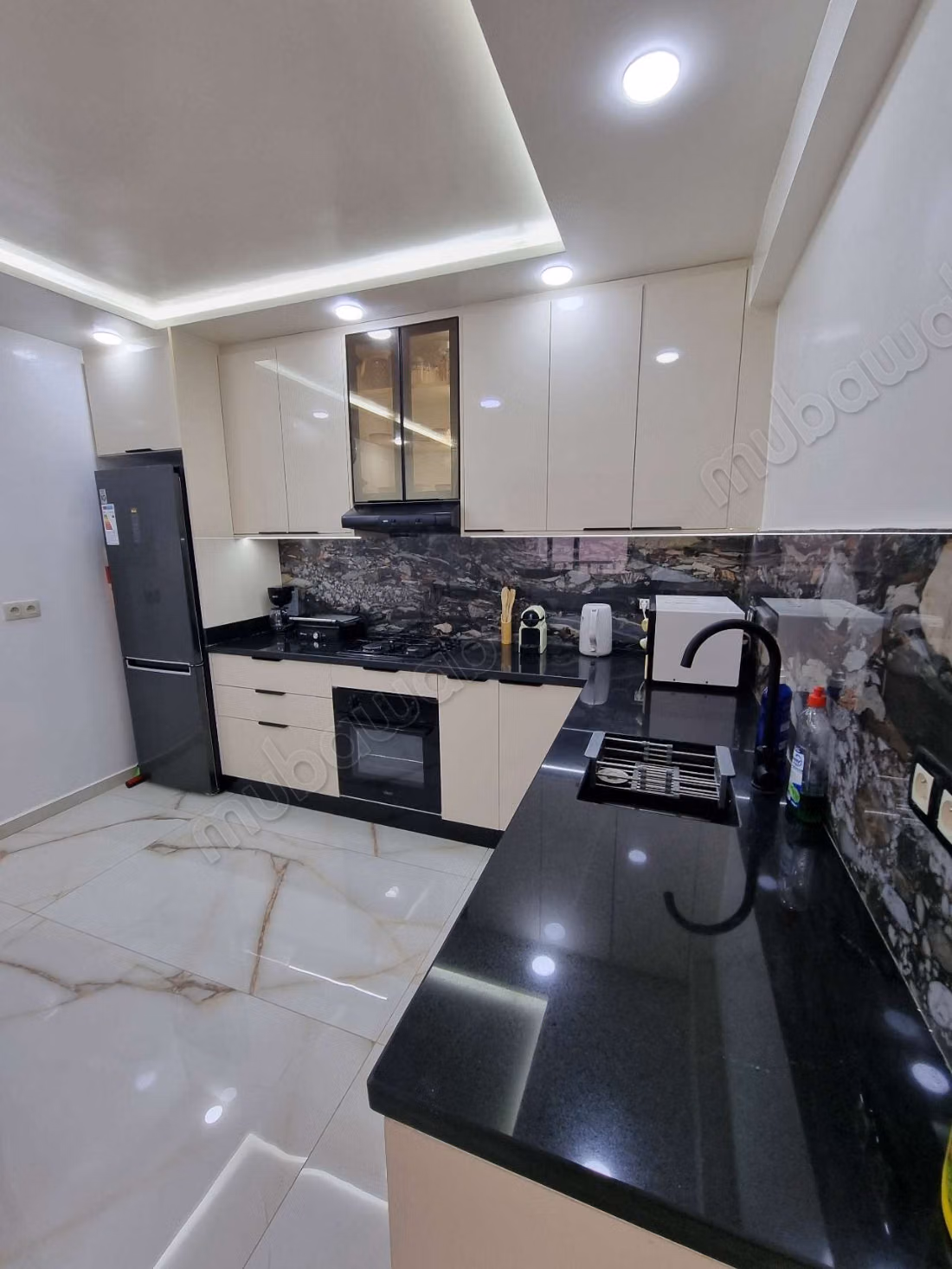Très bel appartement en location à Founti. 
1 Pièce. 
Meublé