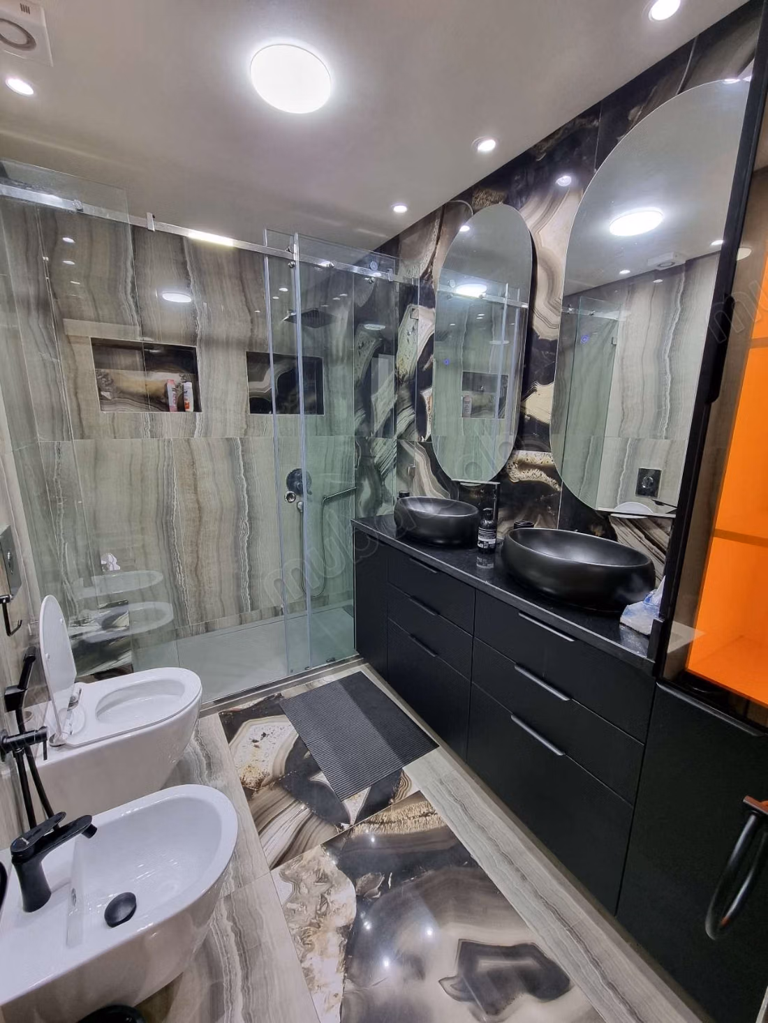 Très bel appartement en location à Founti. 
1 Pièce. 
Meublé