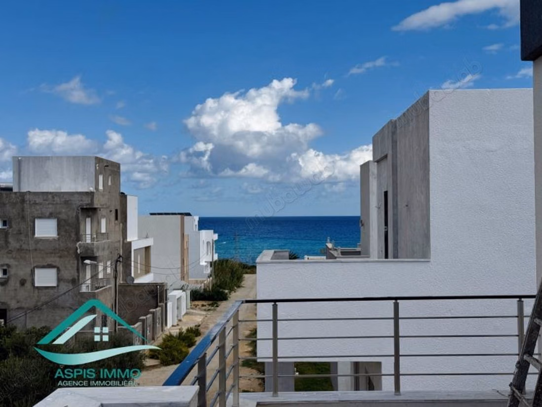 Villa triplex avec piscine à kerkouane kélibia
