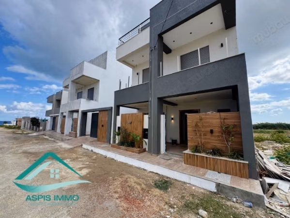 Villa triplex avec piscine à kerkouane kélibia