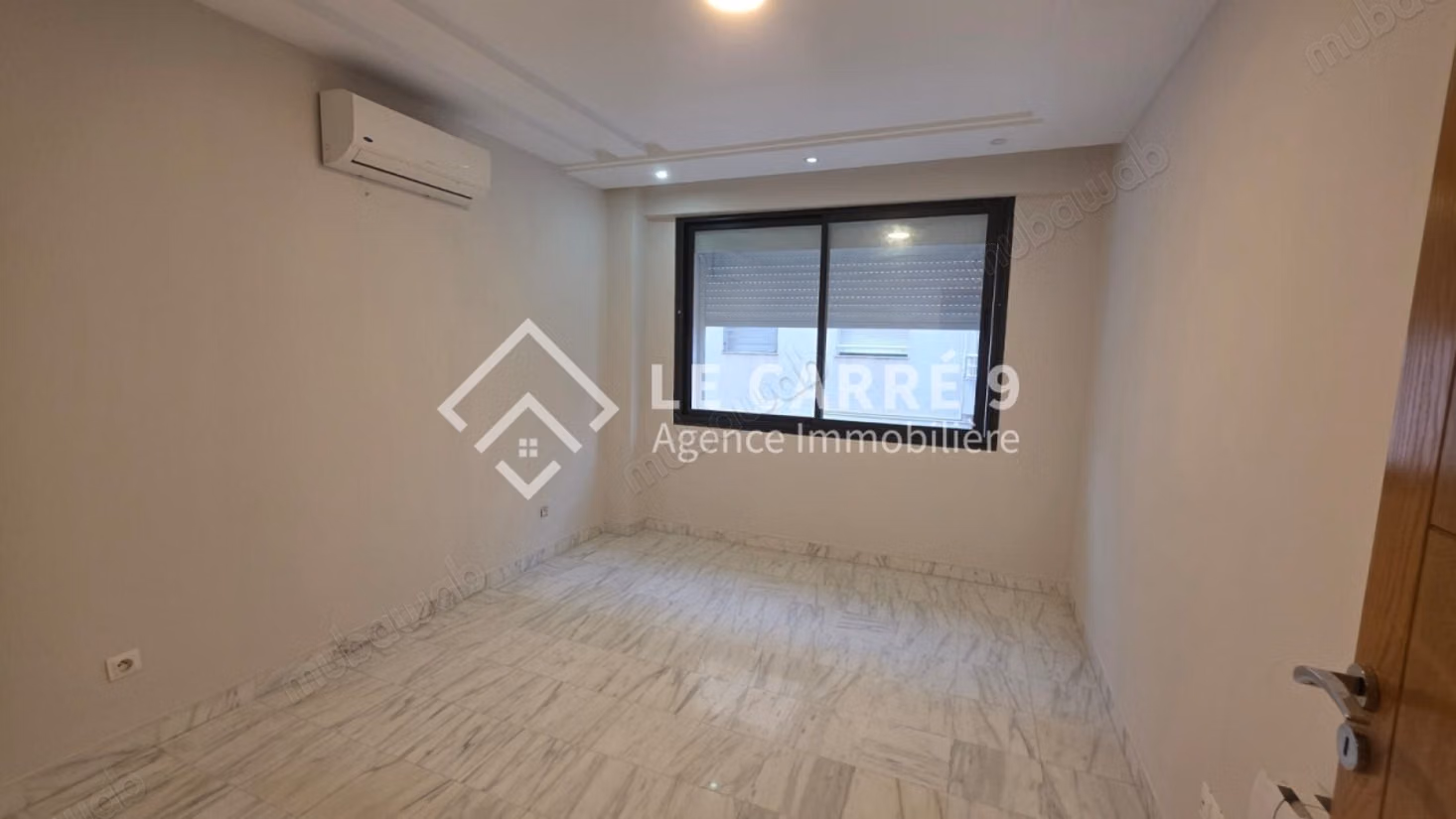 For rent a Triplex with pool at Lake 2