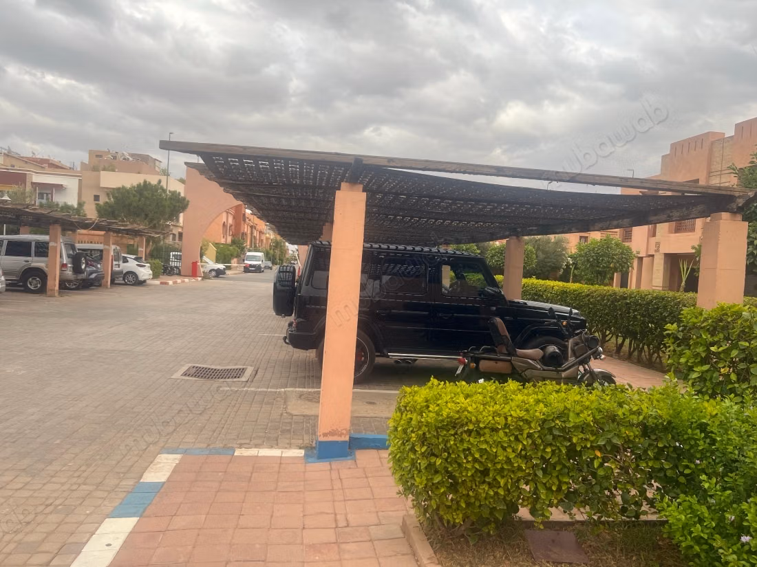 Appartement à louer dans la Route de l'Ourika. Dimension 250 m². Service de gardien disponible, belle piscine